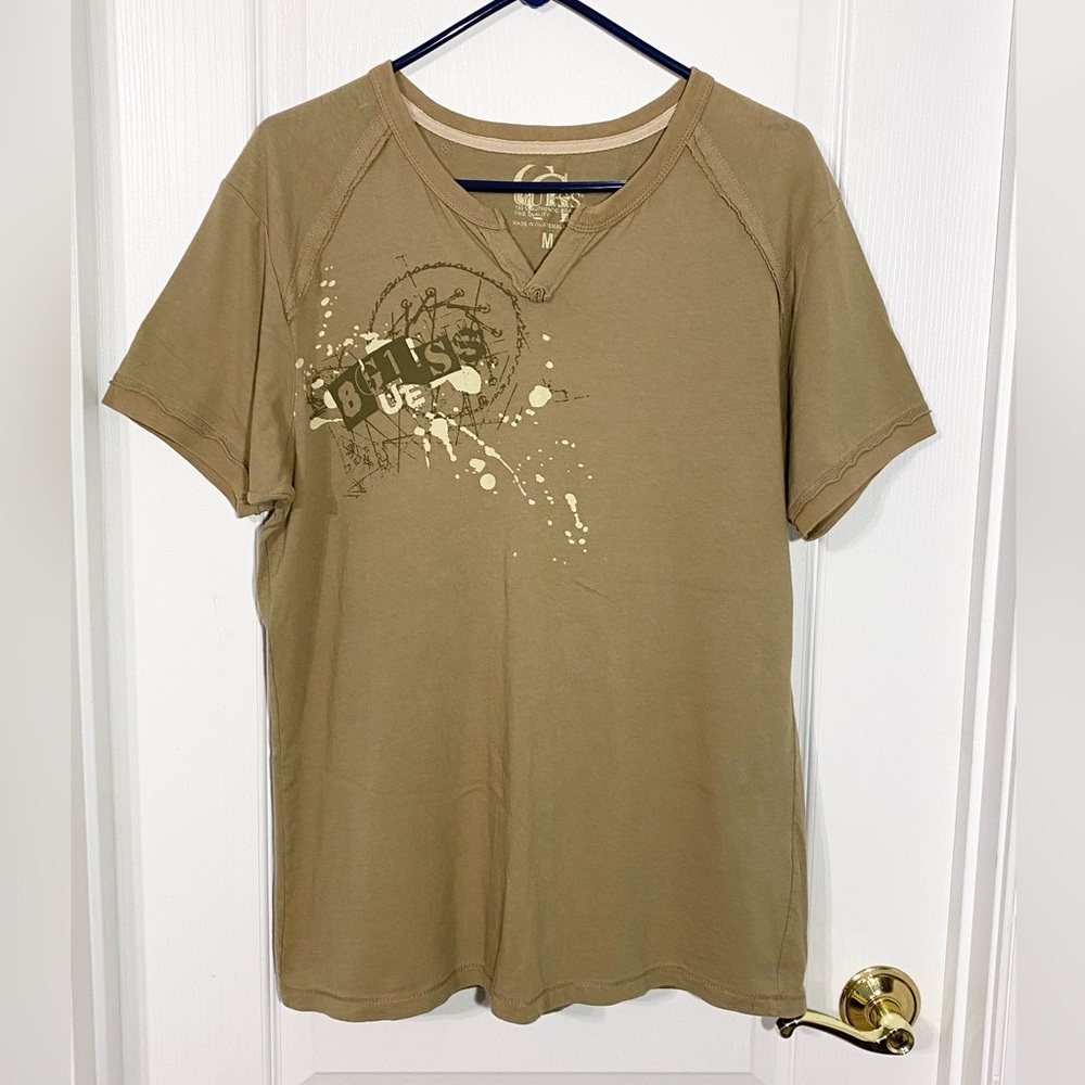 Y2K VTG Guess Graphic Split Neck Exposed Seam Raglan Tee Tan Men’s Medium